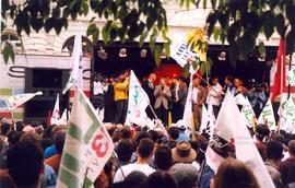 Passeata e comício no centro promovidos pela candidatura “Lula Presidente” (PT) nas eleições de 1998 (São Paulo-SP, 1998). / Crédito: Alexandre Machado