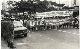Passeata dos professores em greve pelo centro da cidade (Belo Horizonte-MG, 30 out. 1985). / Crédito: Wilson Avelar/D. Associados.