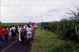 Ato pela Reforma Agrária e Contra a Violência, organizado pelo PT e pelo MST, no Pontal de Paranapanema ([São Paulo, 16 mar. 1997]). / Crédito: Autoria desconhecida