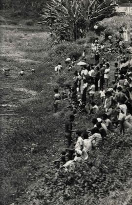 [Manifestação contra a poluição do Rio Jaboatão, na Curva do Caranguejo (Jaboatão-PE, 2 fev. 1978).] / Crédito: Autoria desconhecida.