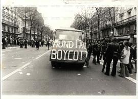 Passeata pelo boicote à realização da Copa do Mundo na Argentina em 1978 (Paris-França, [2 mai. 1...