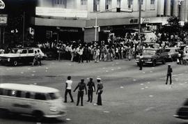 [Manifestação na praça 7 de Setembro pela Anistia e arrecadação de fundos para libertação de Flávia Schilling, organizado pelo MFPA e CBA (Belo Horizonte-MG, 5 set. 1979).]  / Crédito: Autoria desconhecida.