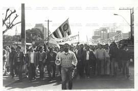 Caminhada de Canoas a Porto Alegre na greve geral (Rio Grande do Sul, [jul.?][1983]).  / Crédito: Protasio Nene.