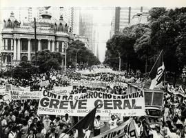 Ato contra o Plano Verão realizado na Cinelândia (Rio de Janeiro-RJ, 25 fev. 1989). / Crédito: En...