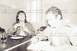 Reunião entre Júlio Barbosa, liderança sindical, e Ailton Krenak, liderança indígena (Local desconhecido, 1990) . Crédito: Vera Jursys