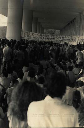 Manifestação dos servidores públicos federais durante a greve nacional (Brasília-DF, jun. 1983). ...