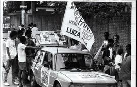 Panfletagem de boca de urna realizada pelo PT na zona Sul nas eleições de 1988 (São Paulo-SP, 15 nov. 1988). / Crédito: Jesus Carlos