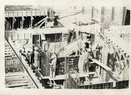 Homens trabalham em obra da construção civil (Local desconhecido, Data desconhecida).  / Crédito:...