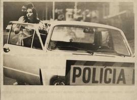 Libertação da presa política Suely Atem, uma entre os onze iintelectuais e jornalistas presos pela Polícia Federal (Curitiba-PR, 1978). / Crédito: Carlos Ruggi.