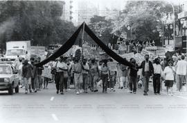Ato do povo de rua na Praça da República e no Largo São Bento (São Paulo-SP, 1993). / Crédito: Roberto Parizotti