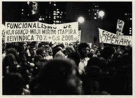 Ato de servidores públicos em protesto contra a intervenção do Governo Federal no Sindicato dos Metalúrgicos do ABC, realizado em frente a Câmara Municipal (São Paulo-SP, 23 mar. 1979). / Crédito: Jesus Carlos.