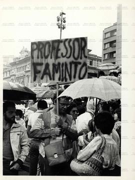 Passeata dos servidores públicos em greve (São Paulo-SP, 22 mar. 1982). / Crédito: Ennio Brauns F...