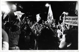 Festa da vitória da candidatura “Erundina Prefeita” (PT), realizada na Avenida Paulista nas eleições de 1988 (São Paulo-SP, 18 nov. 1988). / Crédito: Anselmo Picardi.