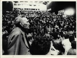 Assembleia dos servidos públicos em greve (Rio Grande do Sul, 28 out. 1981).  / Crédito: Marco Au...