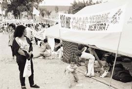 Ato na Prefeitura por moradia, organizado pelos [Sem-Teto?] (São Paulo, jul. 1993). Crédito: Vera Jursys