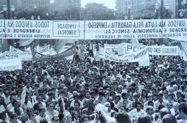 Ato unificado (CUT e CGT) do 1º de Maio, Dia do Trabalhador, realizado na Praça da Sé (São Paulo-SP, 01 mai. 1986). Crédito: Vera Jursys