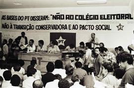 Encontro Estadual do PT-SP (Local desconhecido, 16 dez. 1984) [“Não ao Colégio Eleitoral”]. Crédito: Vera Jursys