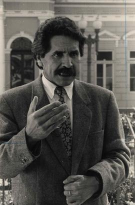 Retrato de Olívio Dutra em frente ao Palácio Piratini (Porto Alegre-RS, [1999-2003?]). / Crédito: Autoria desconhecida.