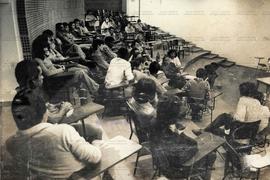 Reunião dos funcionários da UNICAMP, exigindo da Reitoria uma reposição salarial (Campinas-SP, 10 jun. 1978). / Crédito: Autoria desconhecida.