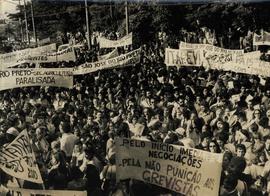 Ato dos servidores públicos na frente do Palácio dos Bandeirantes (São Paulo-SP, 24 abr. 1979). /...