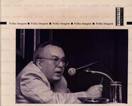 Retrato do sociólogo Francisco de Oliveira (Chico de Oliveira) (Local desconhecido, 19 out. 1992 a 8 jun. 1993). / Crédito: Bel Pedrosa/Folha Imagem.