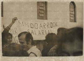 Manifestação de trabalhadores nas comemorações do 1o. de Maio, na Igreja do Bonfim (Osasco-SP, 1 mai. 1978). / Crédito: Ennio Brauns Filho.