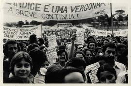 Ato dos servidores públicos estaduais em greve, realizada no pátio lateral da Assembleia Legislativa (São Paulo-SP, 17 abr. 1979).  / Crédito: Ennio Brauns Filho.