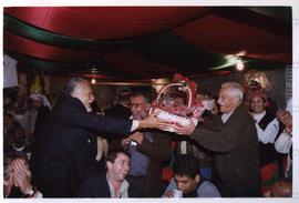 Visita de José Genoino (PT) à festa portuguesa não identificada nas eleições de 2002 (Local desconhecido, 2002) / Crédito: Cesar Hideiti Ogata