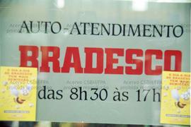 Protesto da campanha contra demissões realizado por bancários em agência Bradesco na Rua XV de No...