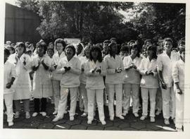 Trabalhadores da indústria química em greve na porta da fábrica (Local desconhecido, 21 jun. 1986...