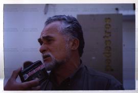 Entrevista concedida por Genoino (PT) à imprensa em frente ao banco Nossa Caixa, nas eleições de 2002 ([São Paulo-SP], 2002) / Crédito: Autoria desconhecida