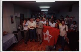 Comemoração no comitê de campanha pela chegada da candidatura”Genoino Governador” (PT) ao segundo turno nas eleições de 2002 (São Paulo-SP, [6 out] 2002) / Crédito: Cesar Hideiti Ogata
