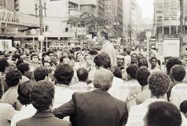 [Caminhada da candidatura “Suplicy prefeito” (PT) pelo Centro nas eleições de 1985?] (São Paulo-SP, [1985?]). Crédito: Vera Jursys