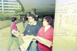 Protesto dos bancários do Unibanco no Centro Empresarial Itaú Conceição contra aumento abusivo de preços da lanchonete (São Paulo-SP, 14-15 jun. 1996). Crédito: Vera Jursys