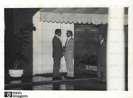 Orestes Quércia e Itamar Franco conversam na porta da casa de Itamar (Brasília-DF, 29 set. 1992).  / Crédito: Eugênio Novaes/Folha Imagem.