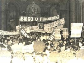 Assembleia dos trabalhadores do correios na Igreja da Consolação após passeata (São Paulo-SP, 24 ago. 1979). / Crédito: Nelson Stevani Jr..