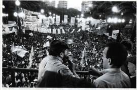 Comício da campanha Luiza Erundina prefeita na praça da Sé (São Paulo-SP, [1988]). / Crédito: Anselmo Picardi.