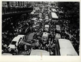 Passeata dos servidores públicos em greve (São Paulo-SP, 22 mar. 1982). / Crédito: Ennio Brauns Filho.