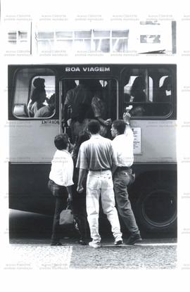Vista de trólebus na Rua Augusta (São Paulo-SP, [1989-1990?]). / Crédito: Roberto Parizotti