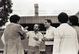 Reunião de porta de fábrica com candidaturas do PT em frente a ZF (São Caetano do Sul-SP, 1988). ...