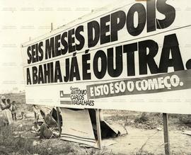 Placa de propaganda do governo Antônio Carlos Magalhães e o contraste social no Bahia (Bahia, Dat...
