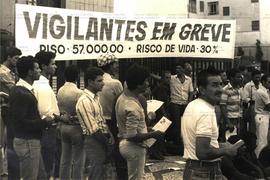 Ato dos vigilantes em greve (Local desconhecido, abr. 1982). / Crédito: Norberto Avelaneda.