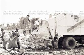 Trabalhadores em situação de pobreza no lixão de Diadema (Diadema-SP, 21 set. 1992). Crédito: Ver...
