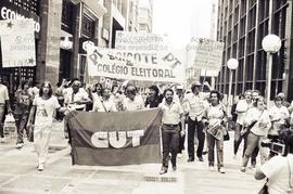 Ato contra a regulamentação do Colégio Eleitoral (São Paulo, 1985). Crédito: Vera Jursys