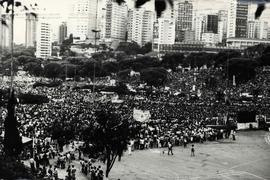 Comício da candidatura “Lula Governador” (PT) realizado no Estádio do Pacaembu durante as eleições de 1982 (São Paulo-SP, 1982). / Crédito: Autoria desconhecida