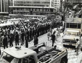 Repressão policial a mini-comício “PT na Rua”, no Viaduto do Chá (São Paulo-SP, 1987). / Crédito: Autoria desconhecida/Arquivo PTDN
