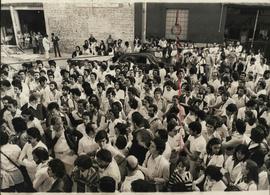 Concentração de médicos residentes em greve no largo do Arouche, em frente ao prédio da Delegacia Regional do MEC-SP (São Paulo-SP, 22 jun. 1978).  / Crédito: Autoria desconhecida/Agência Folha.