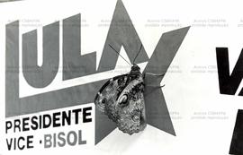 Mariposa pousada sobre outdoor da campanha de 1989, com a inscriçao: &quot;Lula presidente - vice Bisol&quot; (São Bernardo do Campo-SP, 1989). / Crédito: Roberto Parizotti .