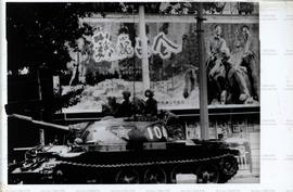 Repressão à manifestação na praça da Liberdade (China, 1989). / Crédito: Chap Hires/GAMMA.