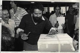 Lula, candidato a governador (PT), desposita seu voto nas eleições de 1982 ([São Bernardo do Campo-SP?], 1982). / Crédito: Autoria desconhecida